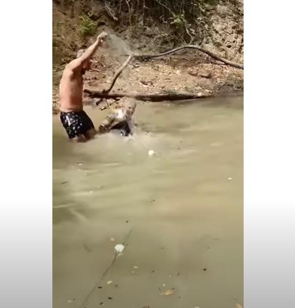 席爾瓦從水中站起。(互聯網)