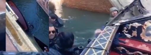 中國遊客跌落水後,抓緊船邊待救。(互聯網)