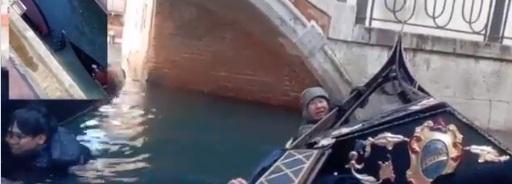 中國遊客跌落水後,抓緊船邊待救。(互聯網)