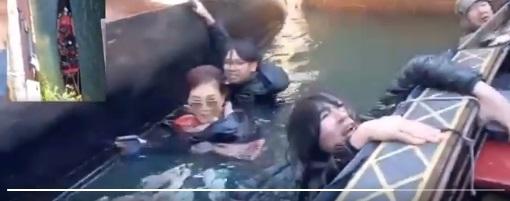 遊客跌落水後表現驚恐。(互聯網)