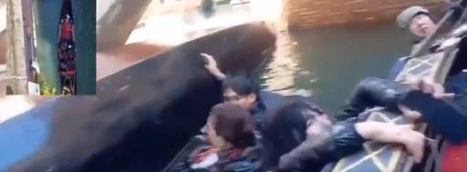 遊客跌落水後抓緊手機。(互聯網)