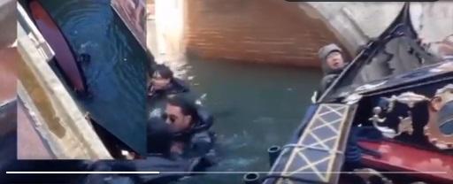 中國遊客跌落水後,抓緊船邊待救。(互聯網)