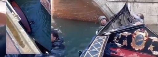 中國遊客跌落水後,抓緊船邊。(互聯網)