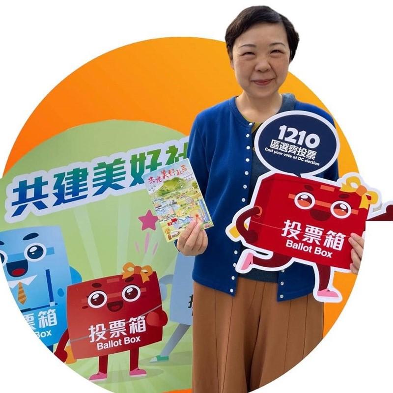 蘇貝茜在區議會選舉投票。(創新科技及工業局FB)