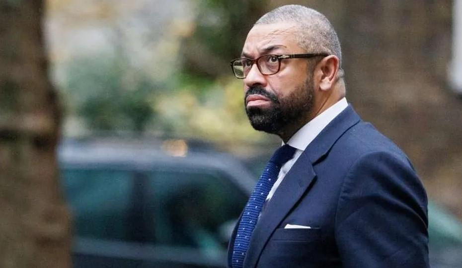 英國內政大臣祁湛明(James Cleverly)爆出失言風波,他被指以迷姦配偶來開玩笑,引發猛烈抨擊,有女權組織要求他下台,他其後透過發言人致歉。