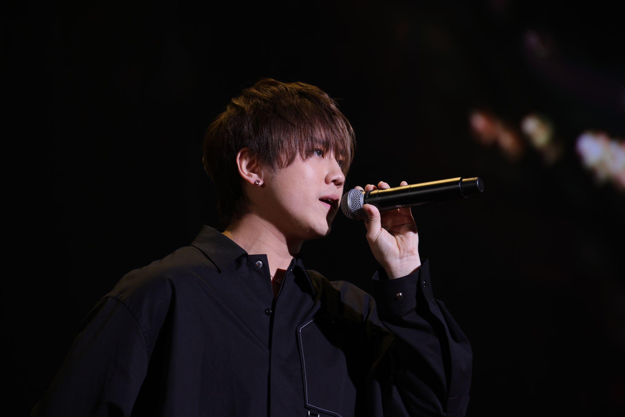 姜濤亦即席獻唱《蒙著嘴說愛你》。