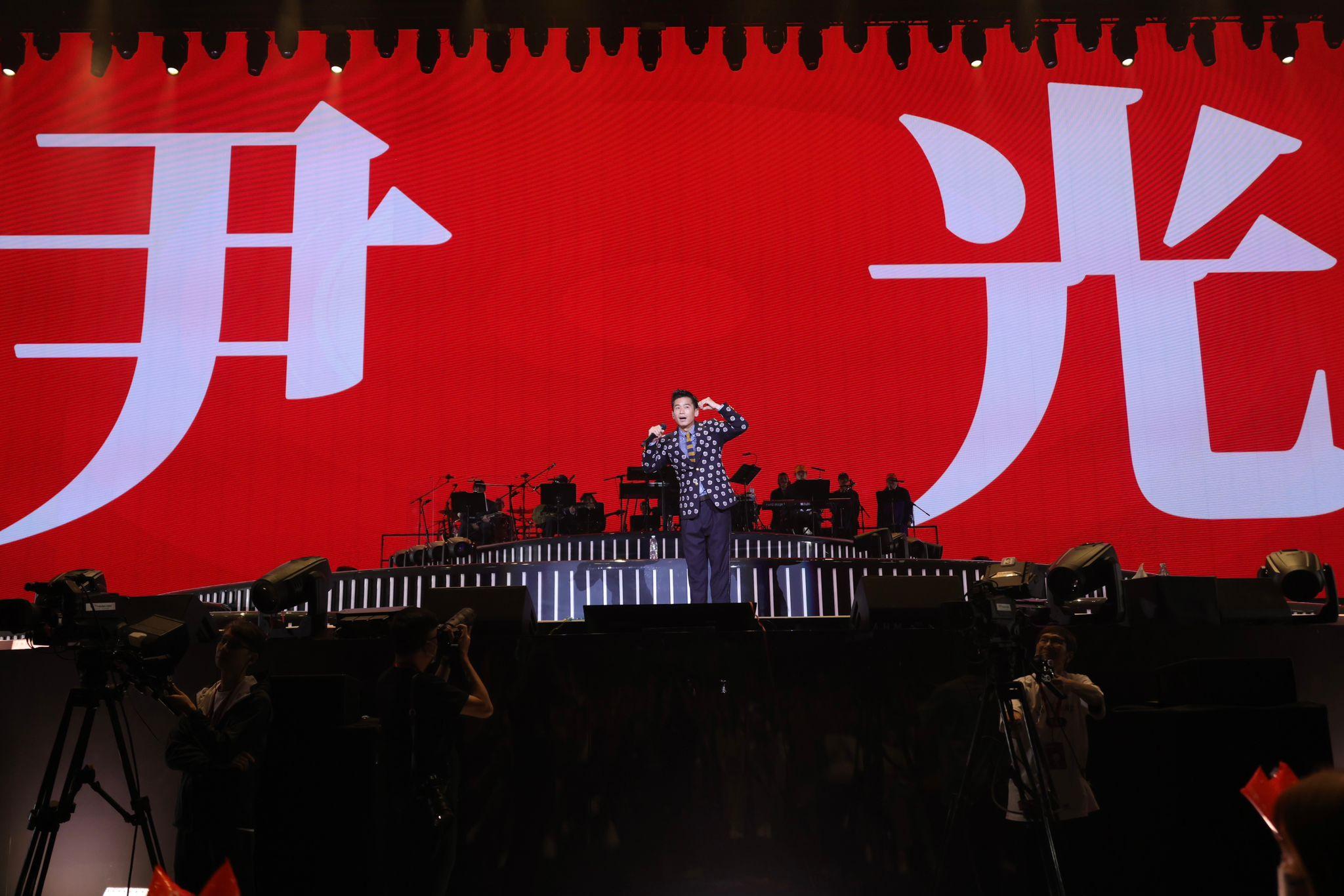 林海峰即場送上綵排叱咤頒獎禮表演並頒發「我最喜愛的男歌手」獎項。