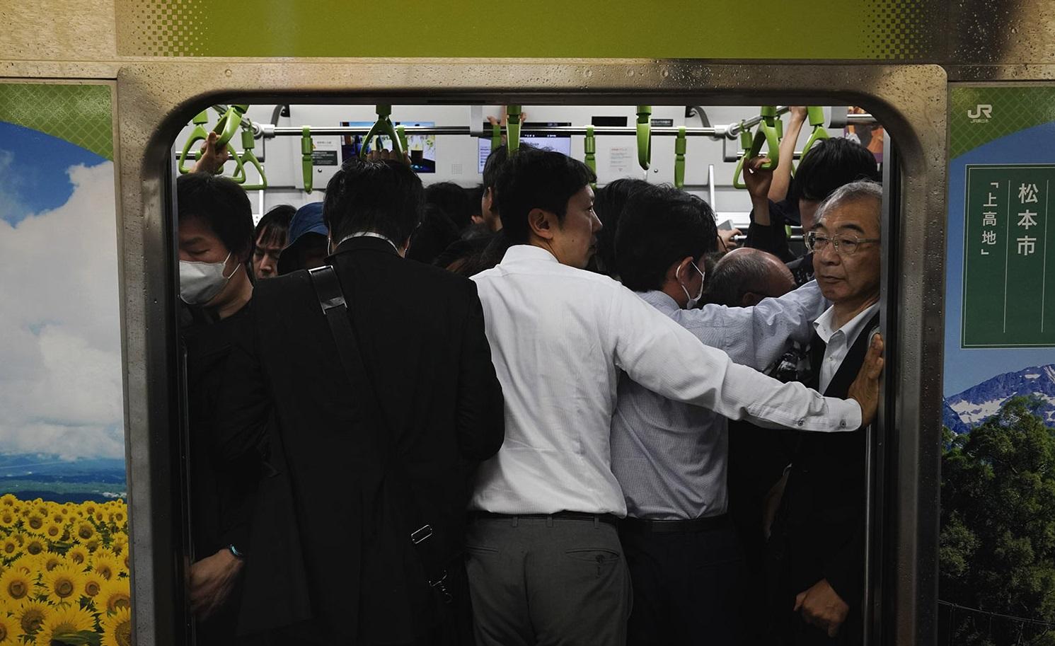 車廂人多擠迫,色狼容易下手。(資料圖片)