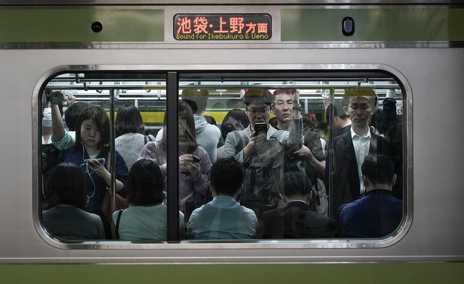 車廂人多擠迫,色狼容易下手。(資料圖片)