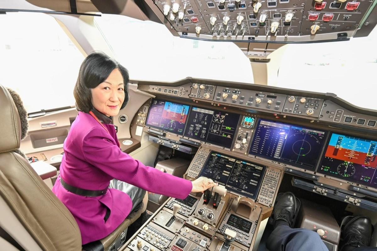 葉劉淑儀參觀國產飛機C919的駕駛艙。(葉劉淑儀FB)