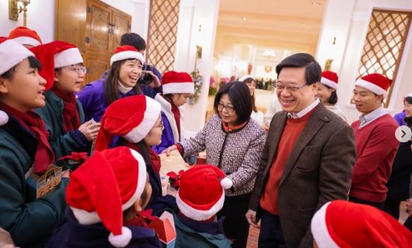 李家超和太太林麗嬋邀請了心光盲人院暨學校的青少年、「共創明 Teen」和正在職業訓練局酒店及旅遊學院、中華廚藝學院及國際廚藝學院就讀的學生和畢業生,到禮賓府分享喜悅和溫暖,推動建立關愛共融的聖誕氣氛。(李家超社交平台)