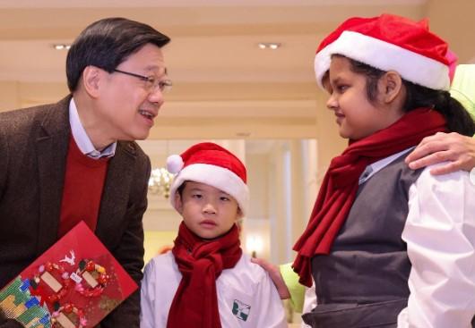 李家超和太太林麗嬋邀請了心光盲人院暨學校的青少年、「共創明 Teen」和正在職業訓練局酒店及旅遊學院、中華廚藝學院及國際廚藝學院就讀的學生和畢業生,到禮賓府分享喜悅和溫暖,推動建立關愛共融的聖誕氣氛。(李家超社交平台)