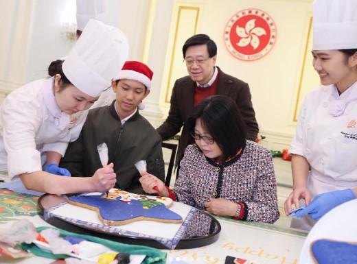 李家超和太太林麗嬋邀請了心光盲人院暨學校的青少年、「共創明 Teen」和正在職業訓練局酒店及旅遊學院、中華廚藝學院及國際廚藝學院就讀的學生和畢業生,到禮賓府分享喜悅和溫暖,推動建立關愛共融的聖誕氣氛。(李家超社交平台)