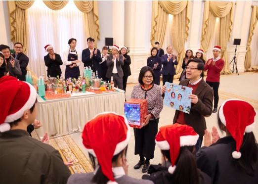 李家超和太太林麗嬋邀請了心光盲人院暨學校的青少年、「共創明 Teen」和正在職業訓練局酒店及旅遊學院、中華廚藝學院及國際廚藝學院就讀的學生和畢業生,到禮賓府分享喜悅和溫暖,推動建立關愛共融的聖誕氣氛。(李家超社交平台)