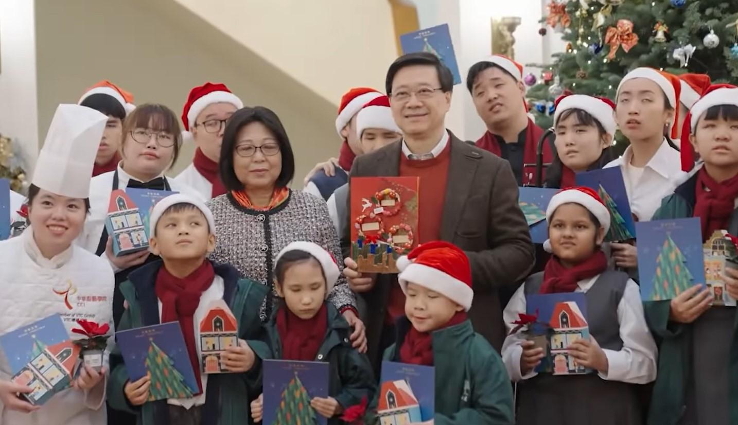 李家超和太太林麗嬋邀請了心光盲人院暨學校的青少年、「共創明 Teen」和正在職業訓練局酒店及旅遊學院、中華廚藝學院及國際廚藝學院就讀的學生和畢業生,到禮賓府分享喜悅和溫暖,推動建立關愛共融的聖誕氣氛。(李家超社交平台)