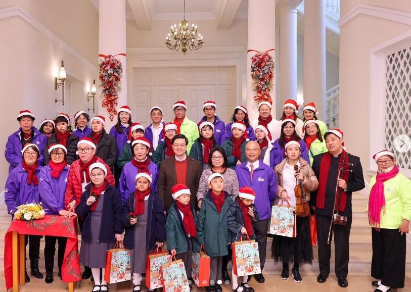 李家超和太太林麗嬋邀請了心光盲人院暨學校的青少年、「共創明 Teen」和正在職業訓練局酒店及旅遊學院、中華廚藝學院及國際廚藝學院就讀的學生和畢業生,到禮賓府分享喜悅和溫暖,推動建立關愛共融的聖誕氣氛。(李家超社交平台)
