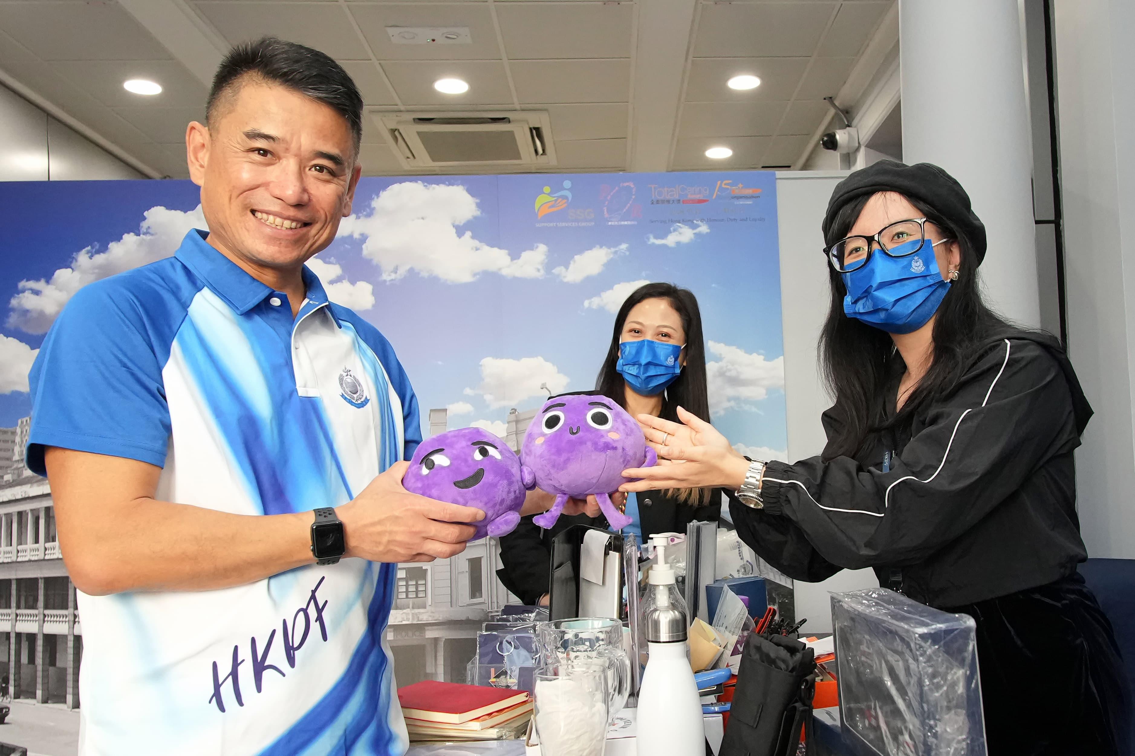 舊油麻地警署明日起(十二月九日)逢星期六開設「警察禮品廊快閃店」。圖為警務處人事服務及職員關係(人事部)總警司李仲華(左一)到快閃店了解籌備情況。(政府新聞處)