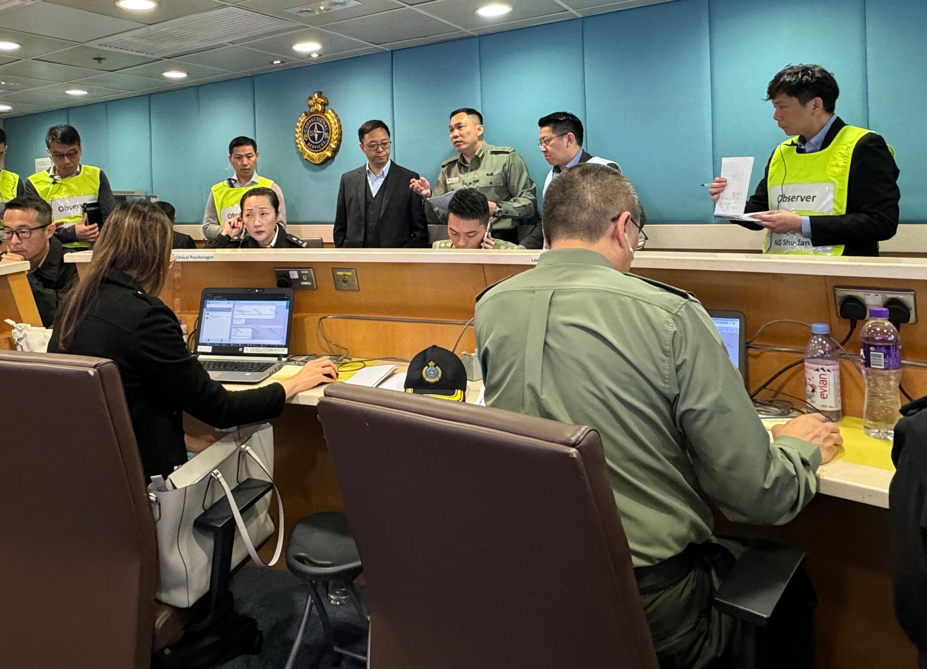 懲教署長黃國興(後排左三)在演習期間巡視在赤柱的中央控制中心。(政府新聞處)