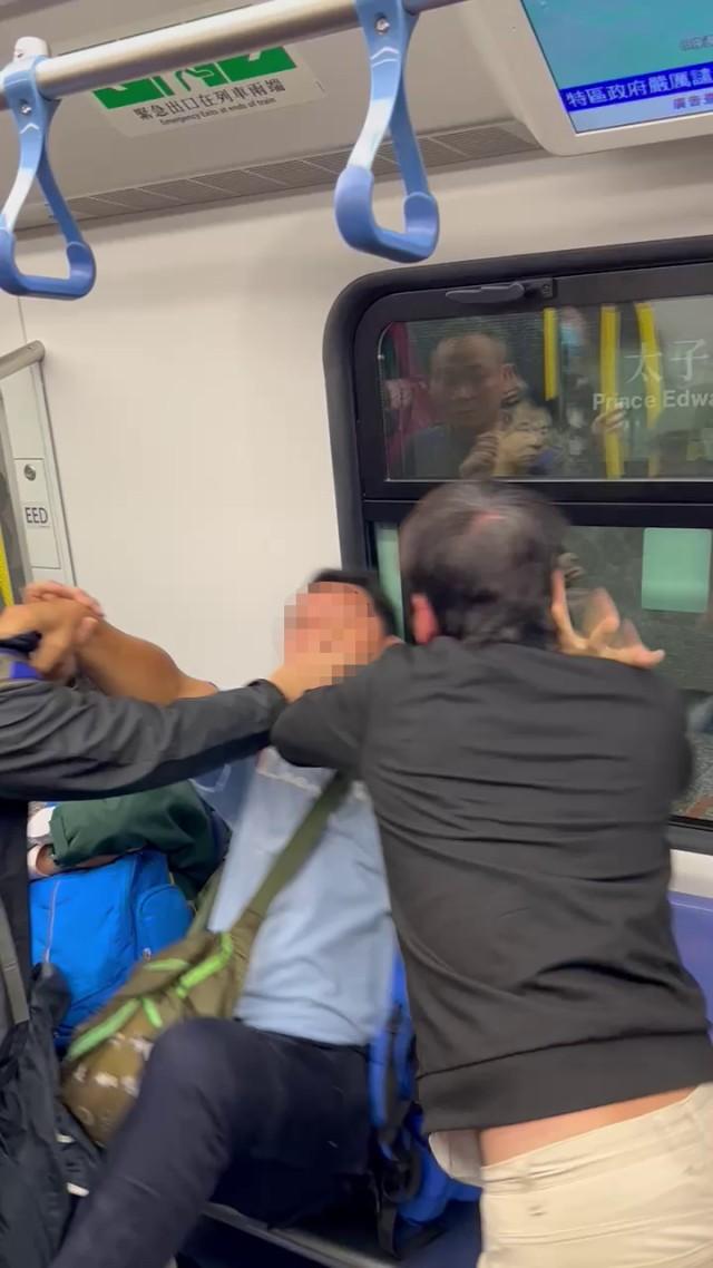 港鐵兩名男乘客疑因座位問題,在車廂大打「MMA」。(網上圖片)