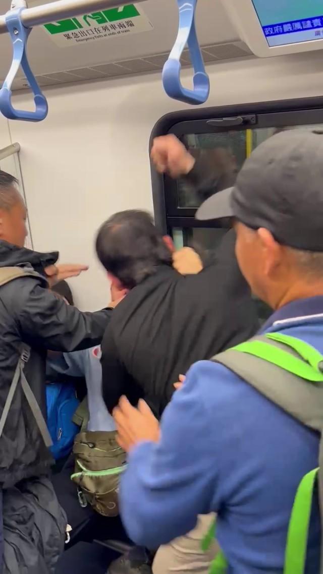 港鐵兩名男乘客疑因座位問題,在車廂大打「MMA」。(網上圖片)