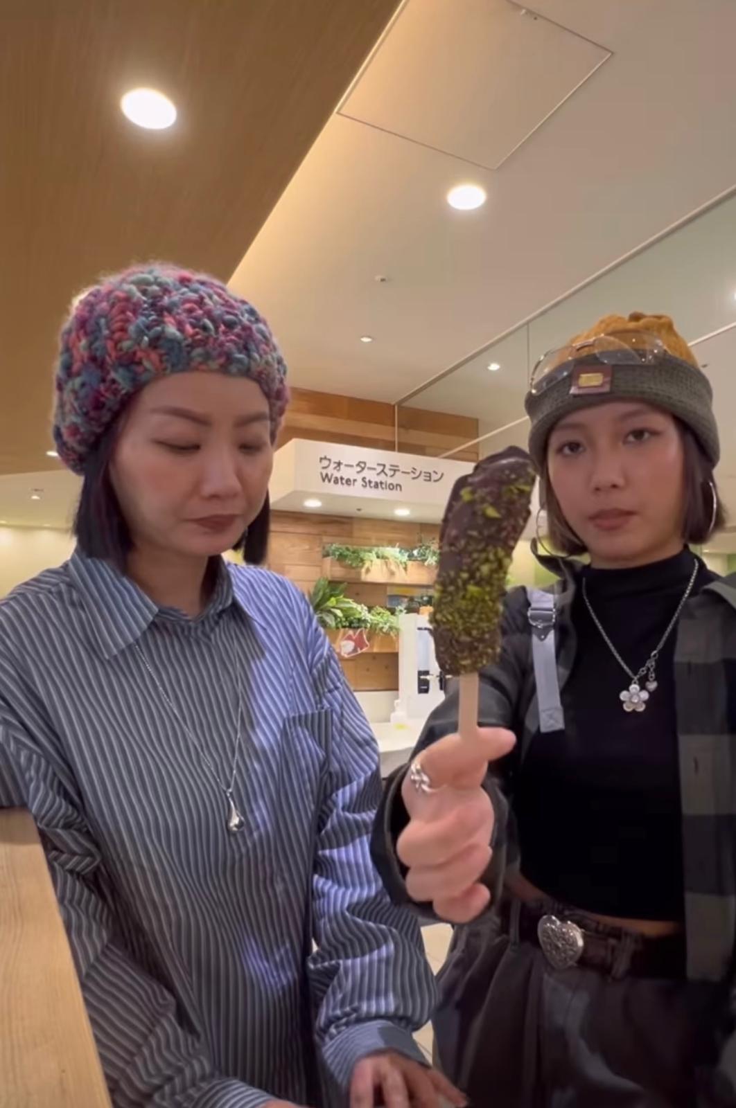 Marf兩母女於當地全情投入。