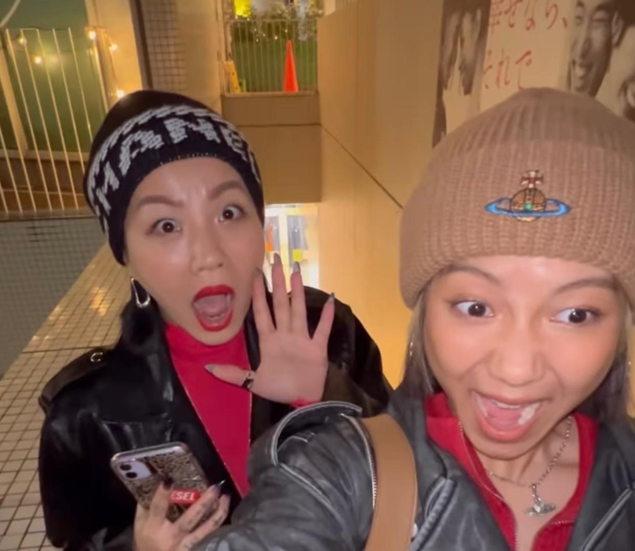 Marf媽咪由打扮到舉手投足都跟乖女似到足。