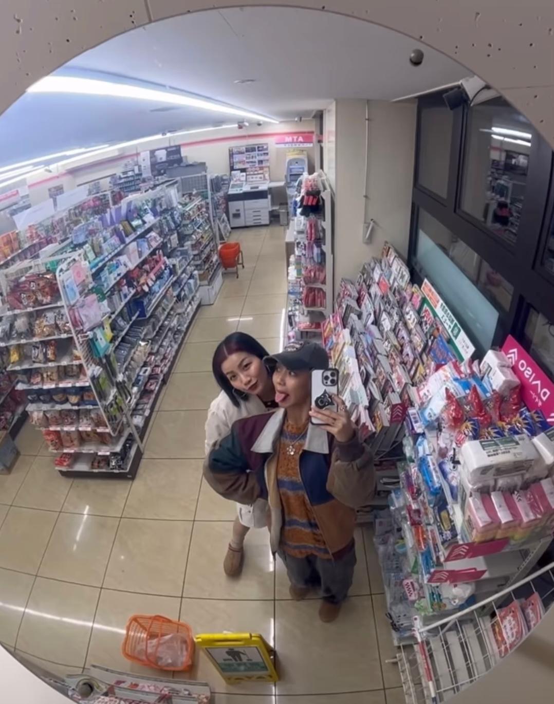 Marf媽咪由打扮到舉手投足都跟乖女似到足。