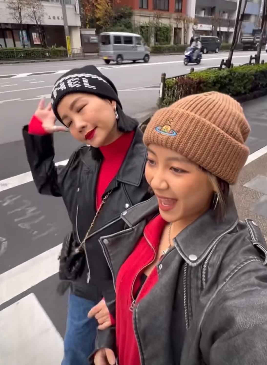 Marf媽咪由打扮到舉手投足都跟乖女似到足。