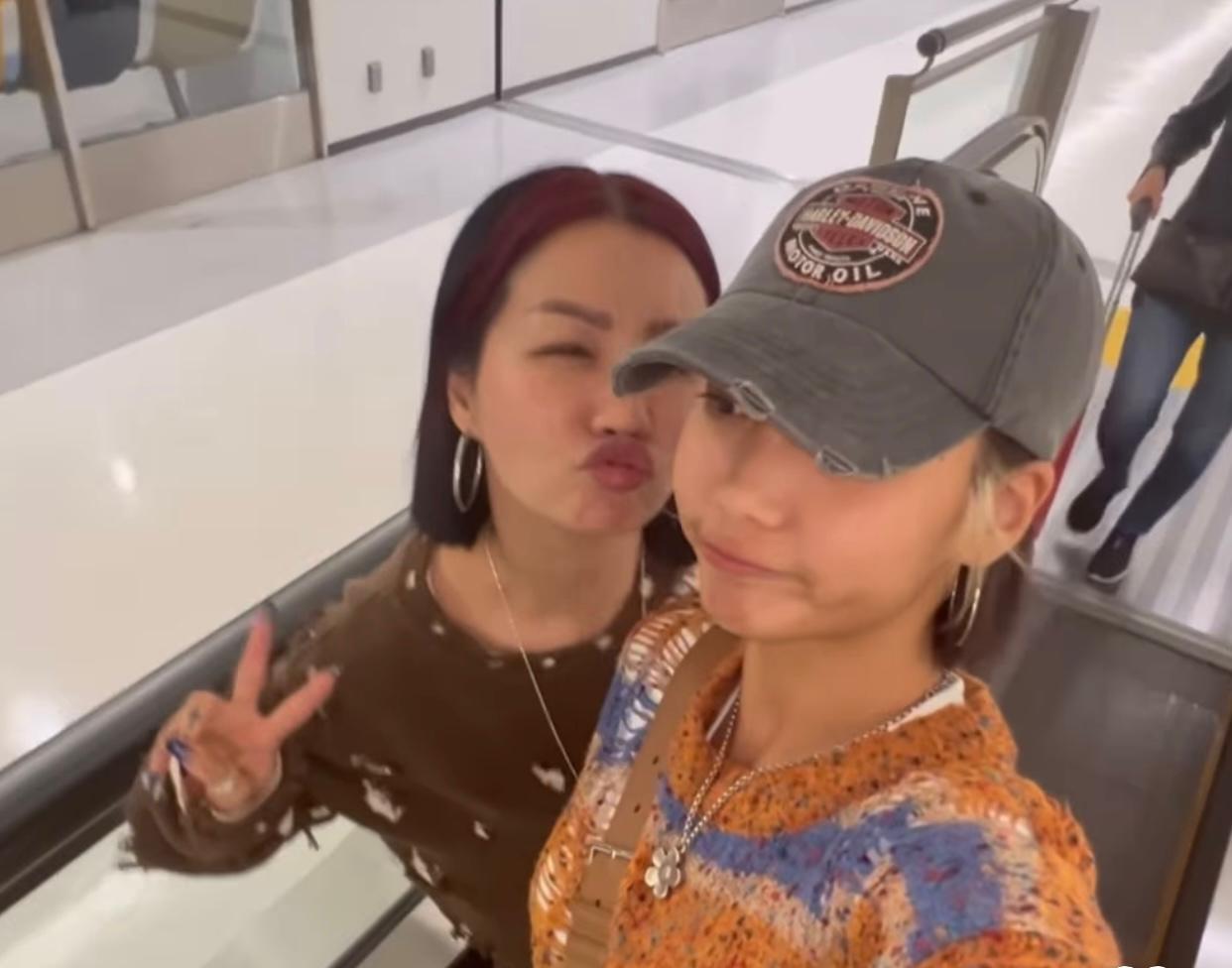 Marf媽咪由打扮到舉手投足都跟乖女似到足。