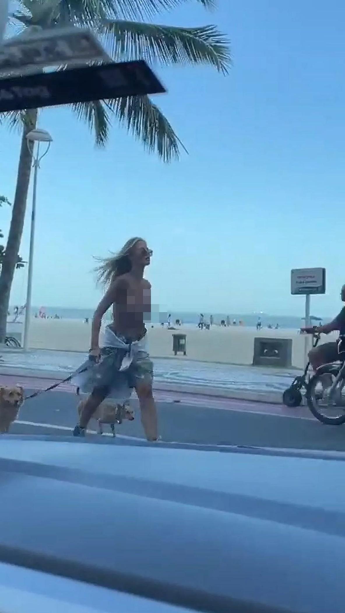 維爾納在沙灘半裸遛狗。(互聯網)