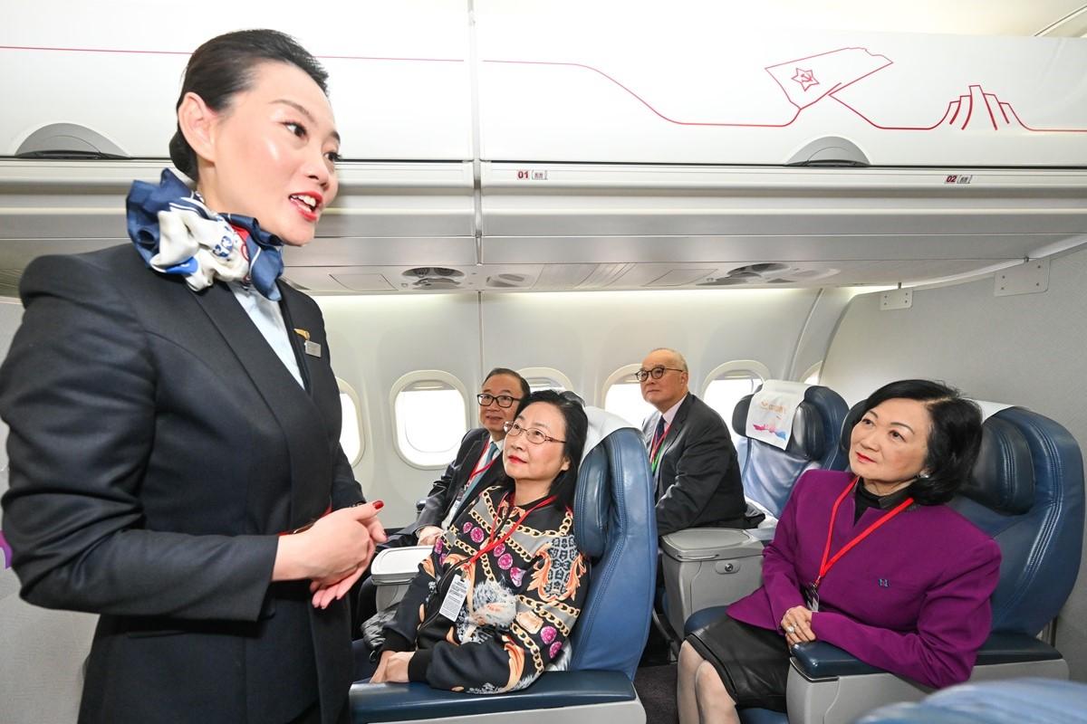 行政會議非官守成員參觀國產飛機ARJ21。(政府新聞處)