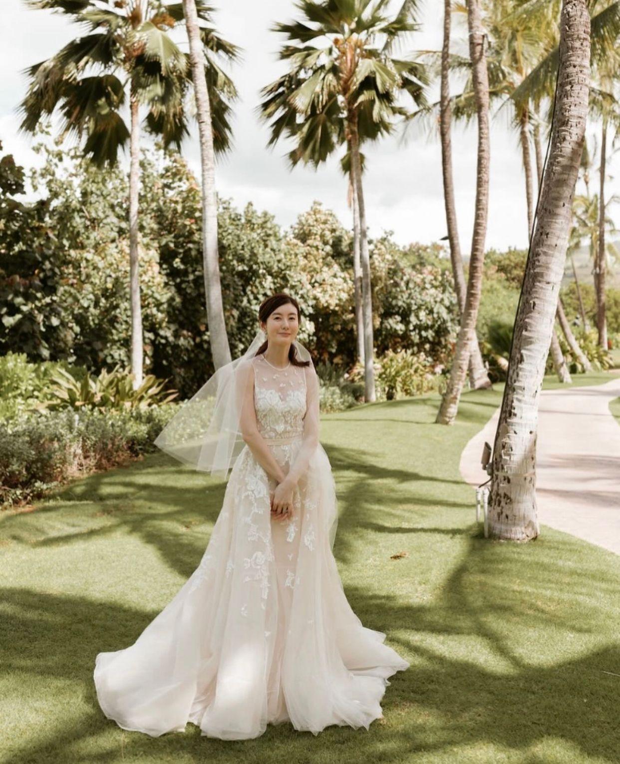 友坂理惠已第三次做新娘,今天她上載攝於夏威夷的婚紗相。