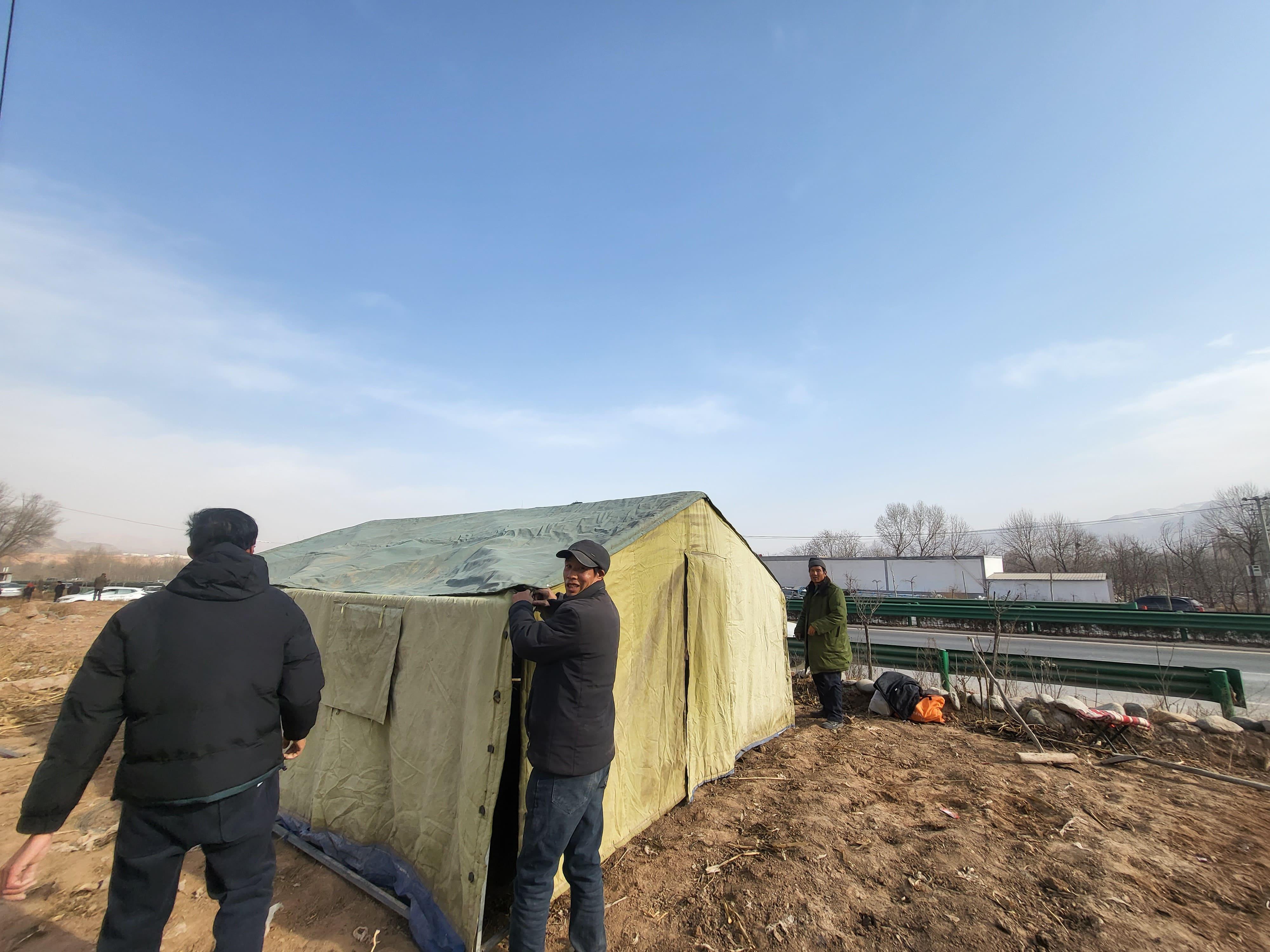 甘肅地震|至少131人死亡 指揮部稱已臨時安置約8萬人(中新社圖片)