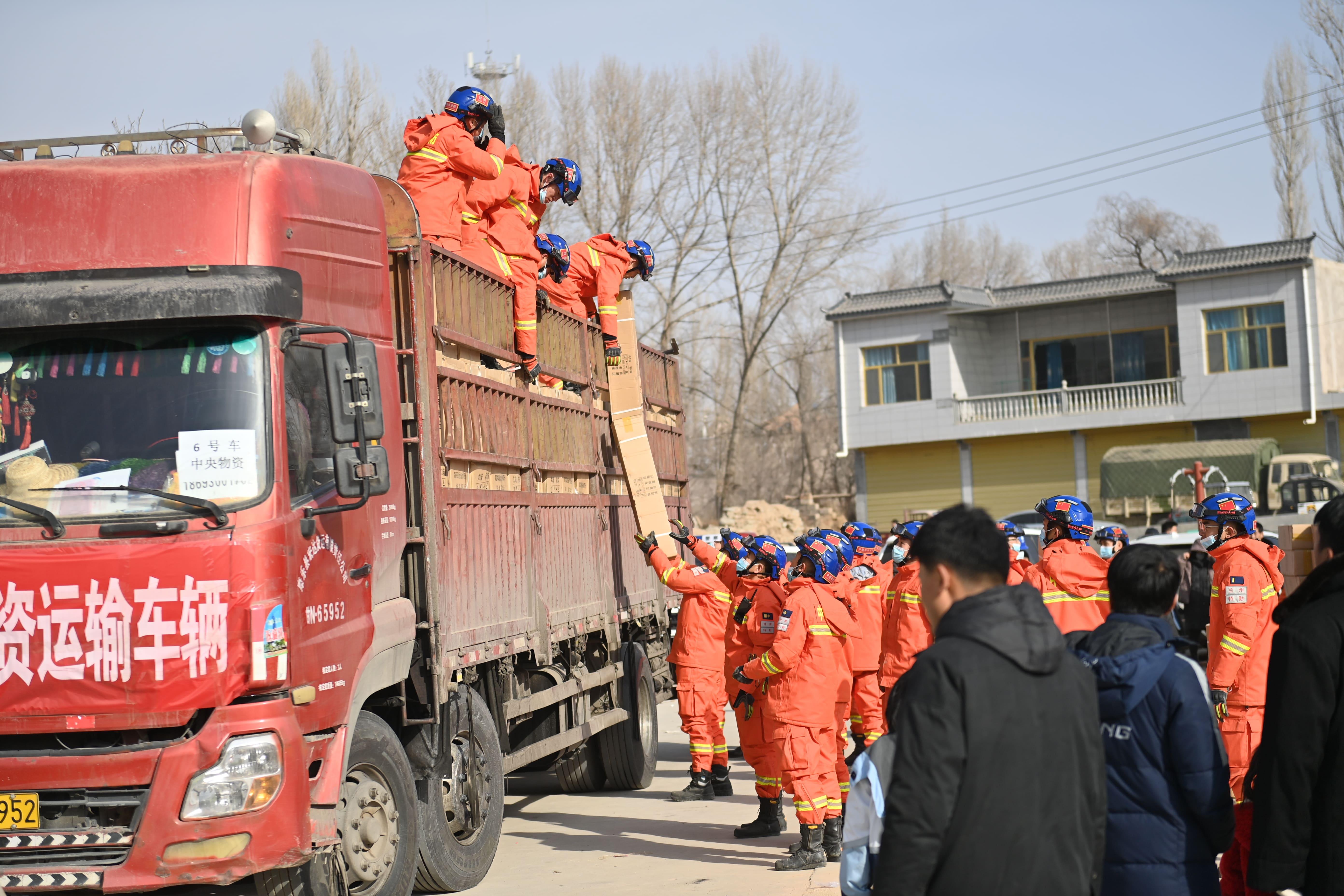 甘肅地震|至少131人死亡 指揮部稱已臨時安置約8萬人(中新社圖片)