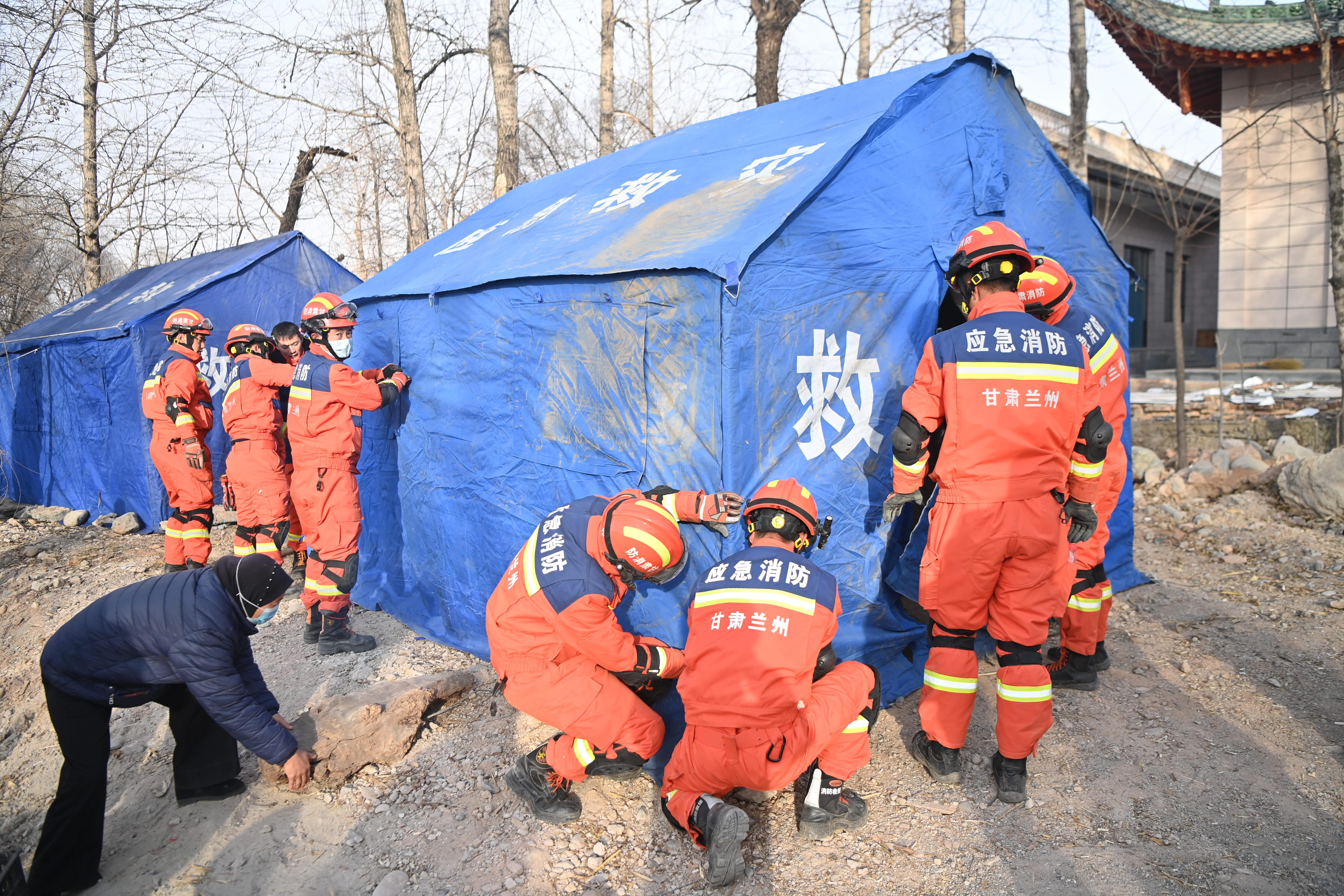 甘肅地震|至少131人死亡 指揮部稱已臨時安置約8萬人(中新社圖片)