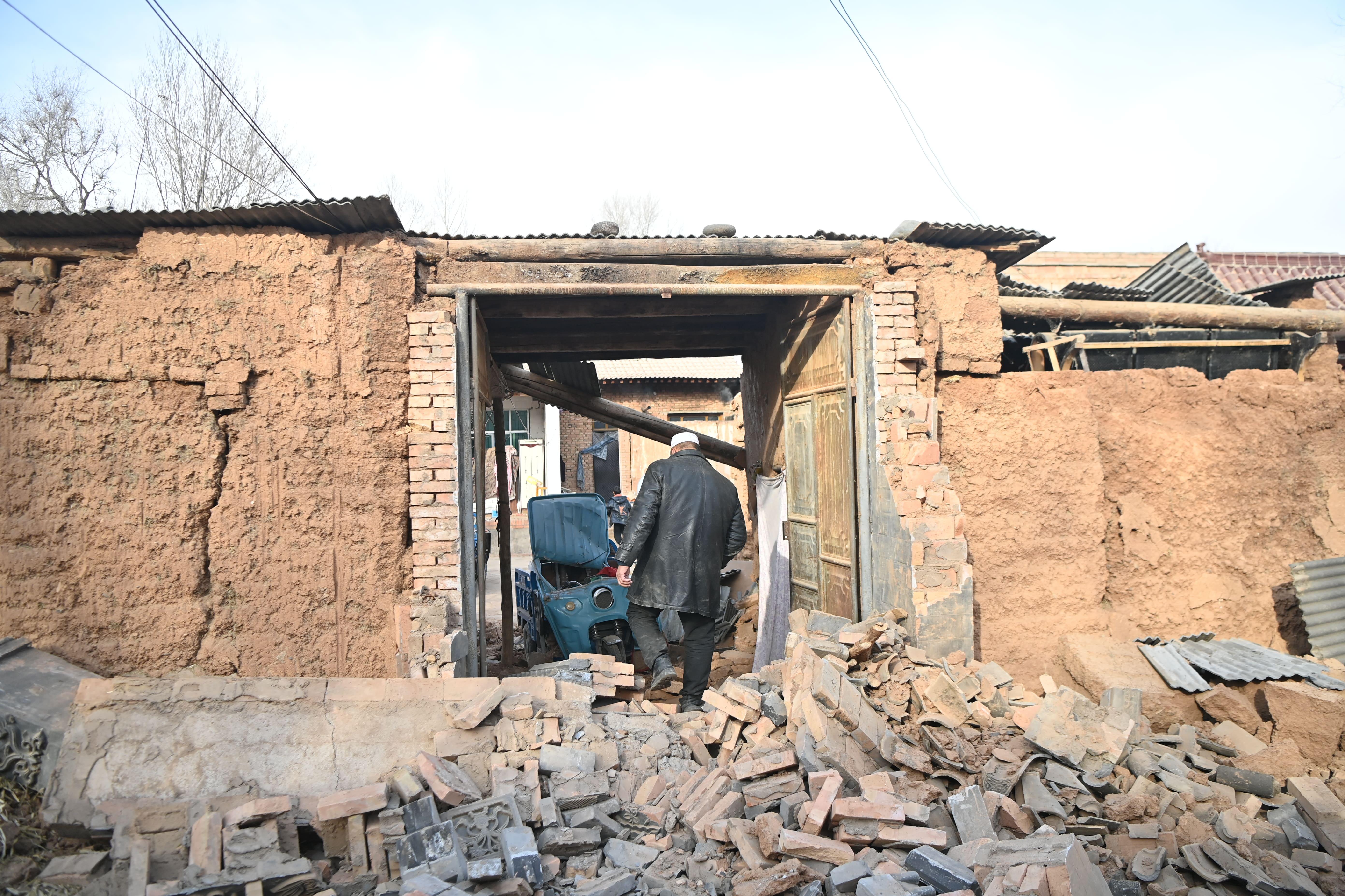 甘肅地震|至少131人死亡 指揮部稱已臨時安置約8萬人(中新社圖片)