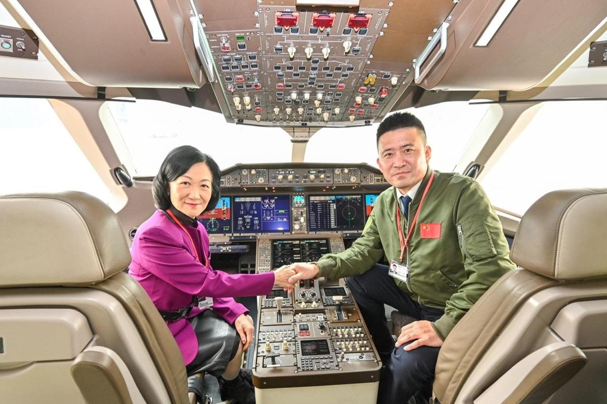 葉劉淑儀(左)參觀國產飛機C919的駕駛艙。(葉劉淑儀FB)