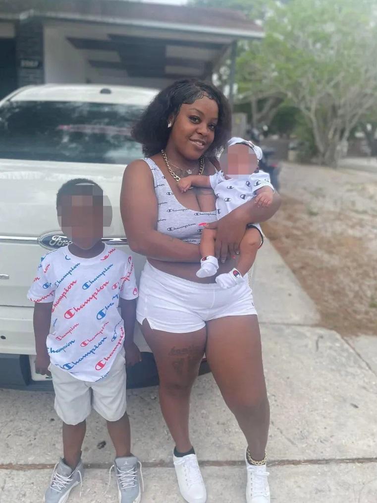 鮑德溫與兩名孩子。(互聯網)