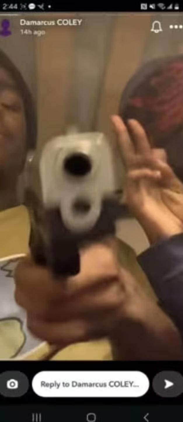 弟弟達馬庫斯在社交網展示其手槍。(互聯網)