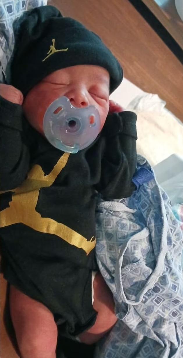 鮑德溫的孩子當時在嬰兒車內,並沒受傷。(互聯網)