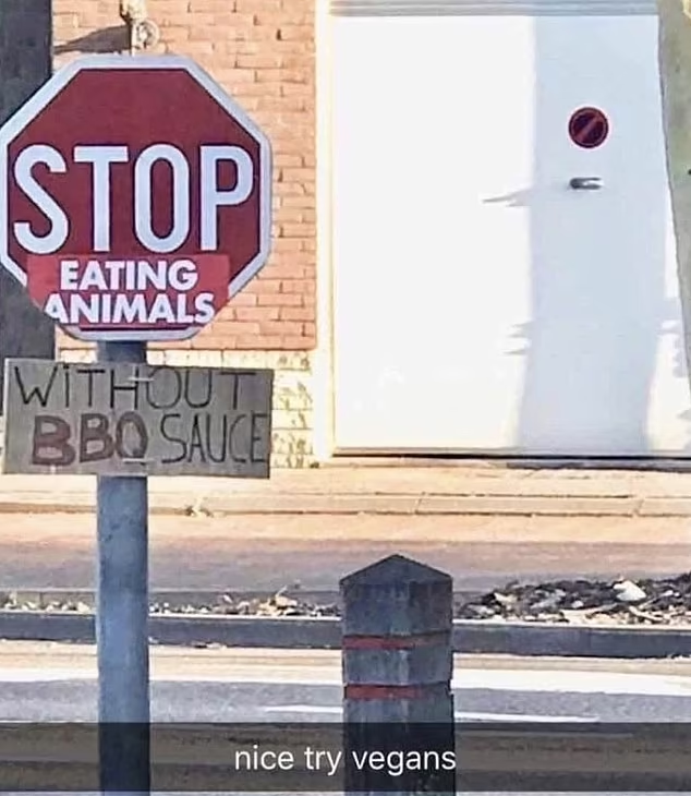 有動物愛好者在「停止」的路牌下貼上告示,叫人「停止吃動物」,卻被人另加告示變成「停止在沒有BBQ醬下吃動物」。(互聯網)