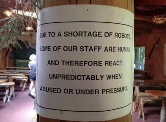 有餐廳稱因「機械人手短缺」,人類店員隨時會因被辱罵及受壓而失控,叫顧客「醒定啲」。(互聯網)