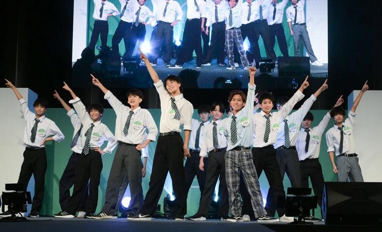 日本最可愛初中男生參賽者進行才藝表演。(互聯網)
