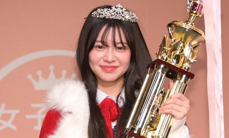 來自北海道的高中一年級女生米澤璃彩贏得日本最可愛高中女生選拔賽冠軍。(互聯網)