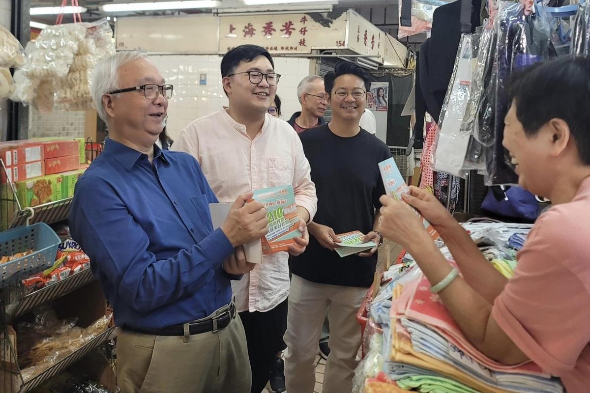 謝展寰(左一)投票後到街市宣傳區議會選舉。(環境及生態局FB)