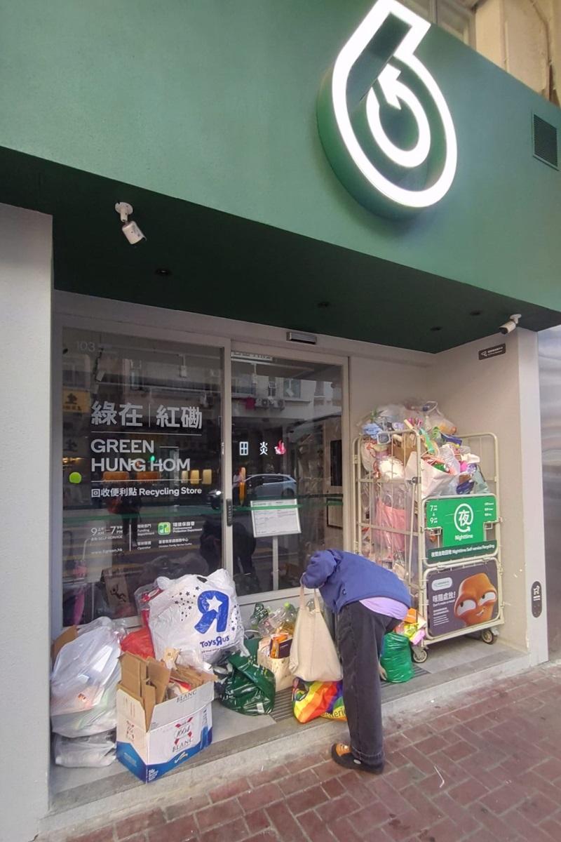 「綠在紅磡」營辦團體今早清理門外垃圾後,情況下午開始重演。(網民Yau L.H.@FB群組「黃埔人•紅磡人•土瓜灣人」)