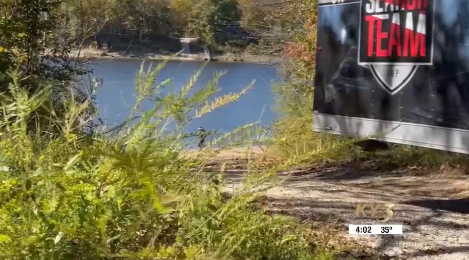 警方到池塘調查。(互聯網)