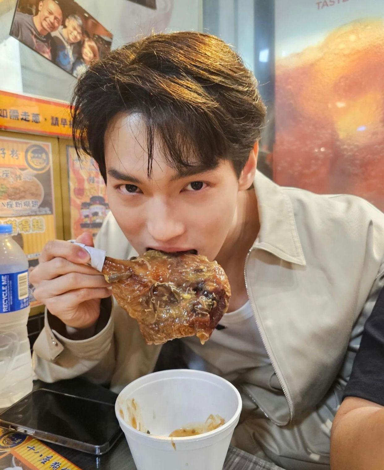 Win品嚐翅滾火鴨脾。