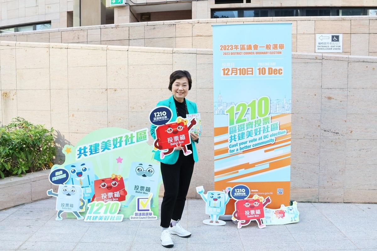 蔡若蓮往區議會選舉票站投票。(蔡若蓮FB)