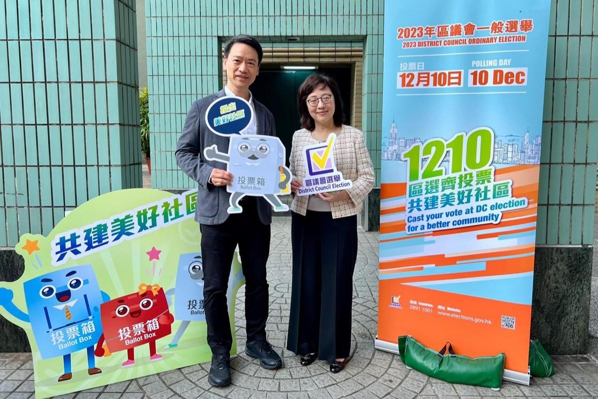 甯漢豪(右)和鍾文傑(左)在同一區議會選舉票站投票。(發展局FB)